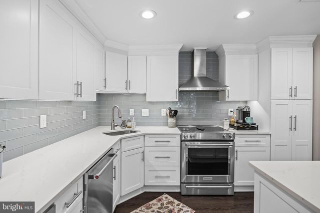 10 N CLOSE, Moorestown, NJ 08057