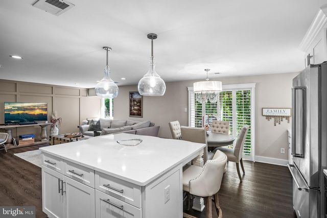 10 N CLOSE, Moorestown, NJ 08057