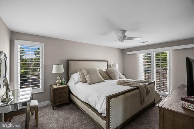 10 N CLOSE, Moorestown, NJ 08057
