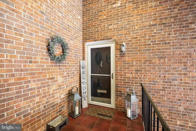 10 N CLOSE, Moorestown, NJ 08057