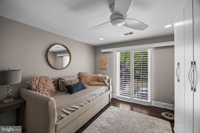 10 N CLOSE, Moorestown, NJ 08057