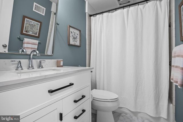 10 N CLOSE, Moorestown, NJ 08057