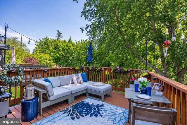 10 N CLOSE, Moorestown, NJ 08057