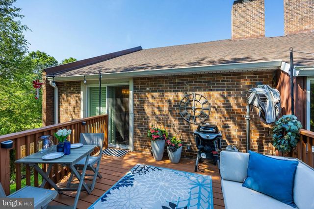 10 N CLOSE, Moorestown, NJ 08057