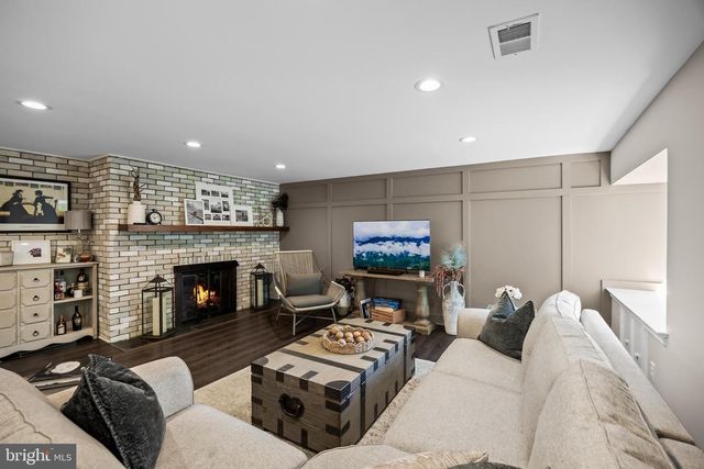 10 N CLOSE, Moorestown, NJ 08057