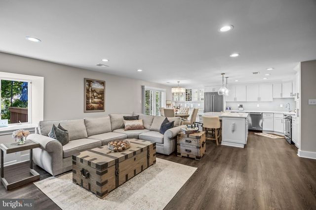 10 N CLOSE, Moorestown, NJ 08057