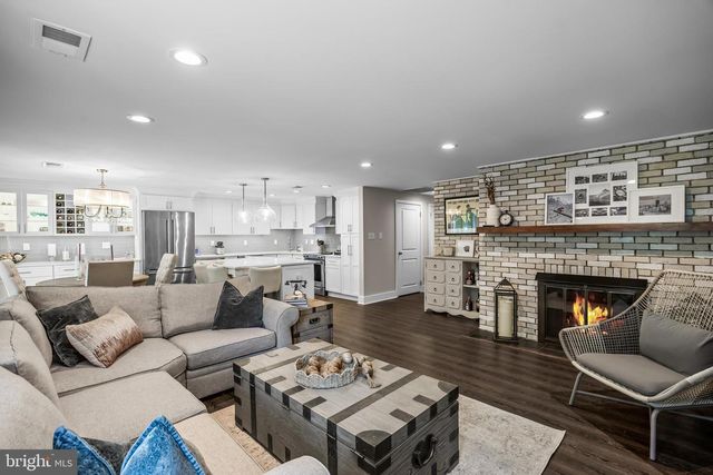 10 N CLOSE, Moorestown, NJ 08057