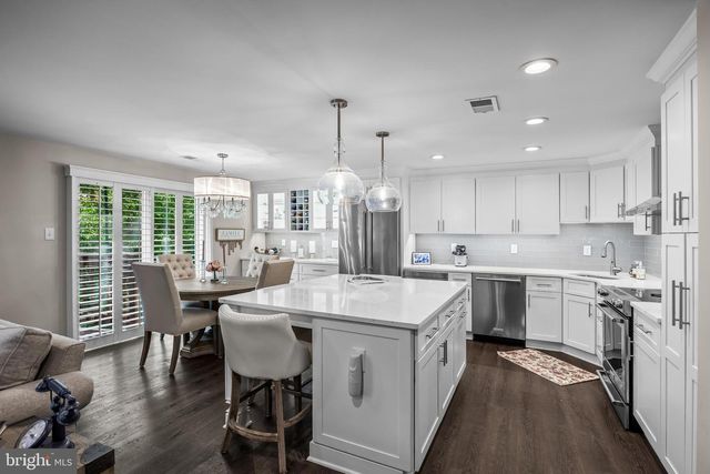 10 N CLOSE, Moorestown, NJ 08057