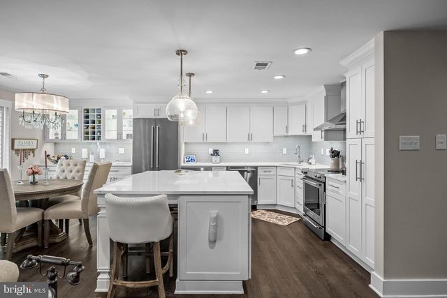 10 N CLOSE, Moorestown, NJ 08057
