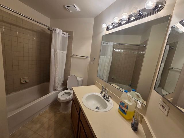 2800 E BRIDLEWAY Court, Carpentersville, IL 60110