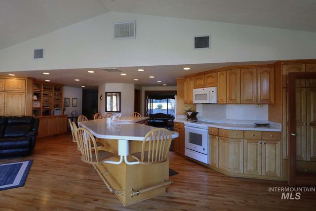 2300 W Aspen Cove Dr, Meridian, ID 83642