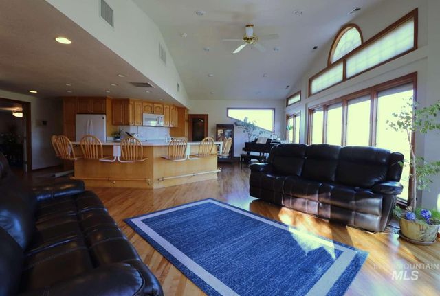 2300 W Aspen Cove Dr, Meridian, ID 83642