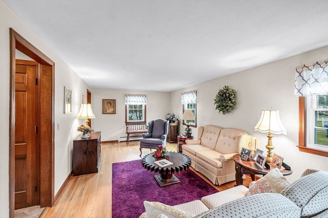 16 Brentwood Dr, Wilbraham, MA 01095