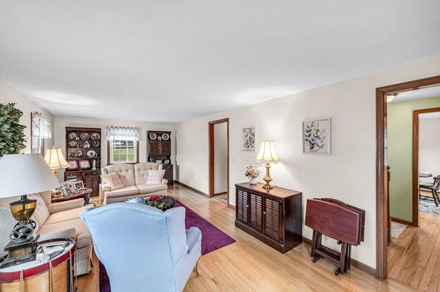 16 Brentwood Dr, Wilbraham, MA 01095