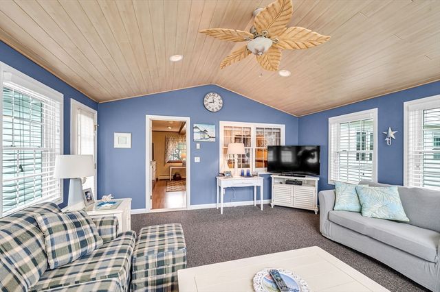 16 Brentwood Dr, Wilbraham, MA 01095