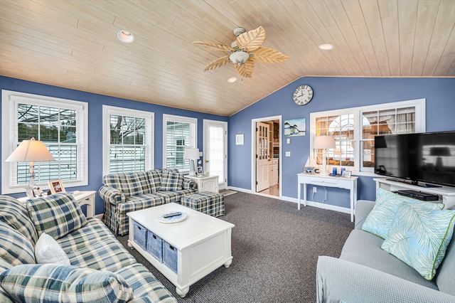 16 Brentwood Dr, Wilbraham, MA 01095