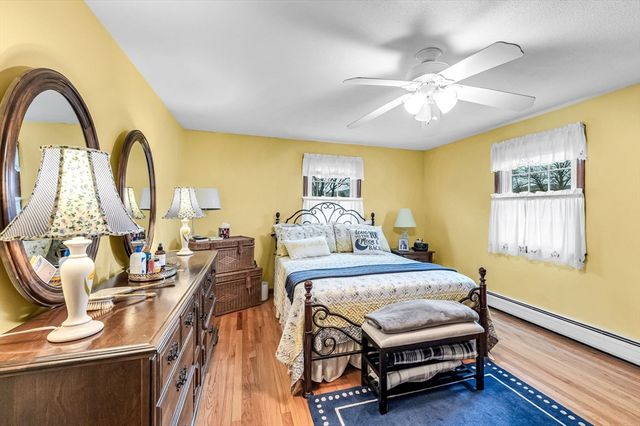 16 Brentwood Dr, Wilbraham, MA 01095