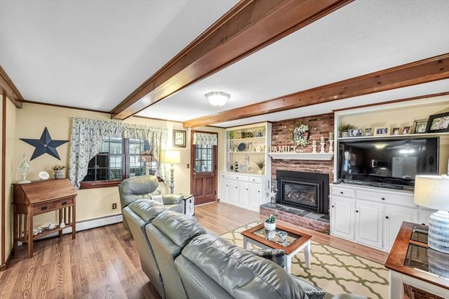 16 Brentwood Dr, Wilbraham, MA 01095