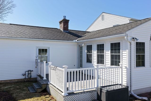 16 Brentwood Dr, Wilbraham, MA 01095