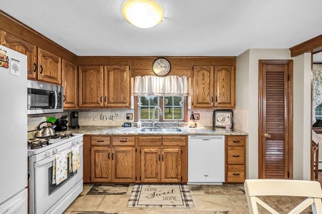 16 Brentwood Dr, Wilbraham, MA 01095