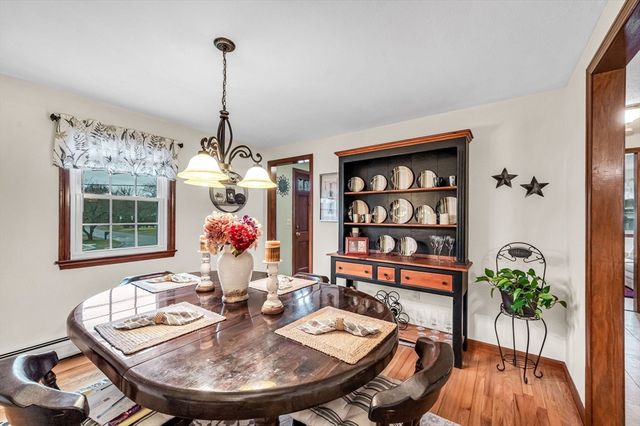 16 Brentwood Dr, Wilbraham, MA 01095