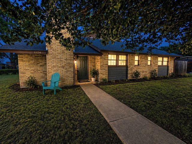 1124 Kathy Lane, Lewisville, TX 75067