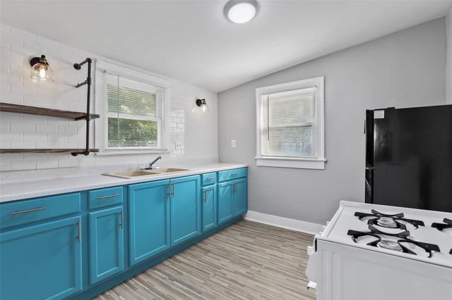 2821 Gladstone Drive, Dallas, TX 75211
