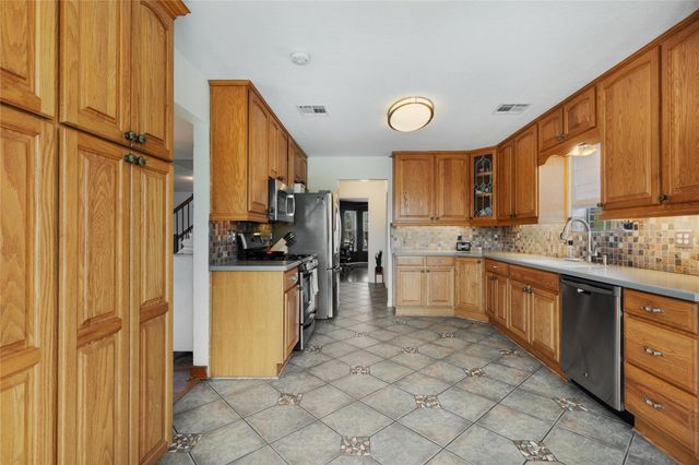 2203 Lomax Dr, La Porte, TX 77571