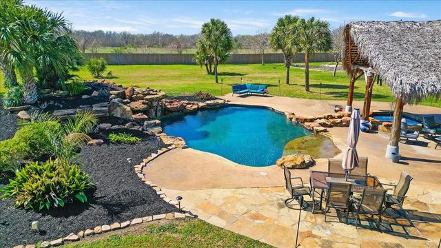 2203 Lomax Dr, La Porte, TX 77571