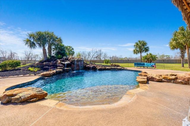 2203 Lomax Dr, La Porte, TX 77571