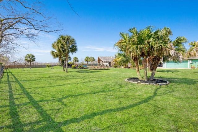 2203 Lomax Dr, La Porte, TX 77571