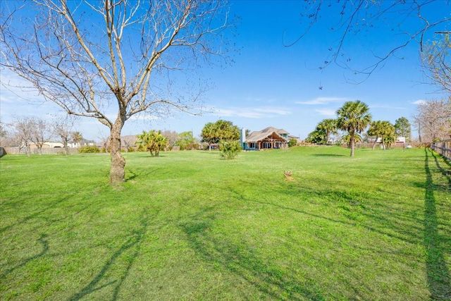 2203 Lomax Dr, La Porte, TX 77571
