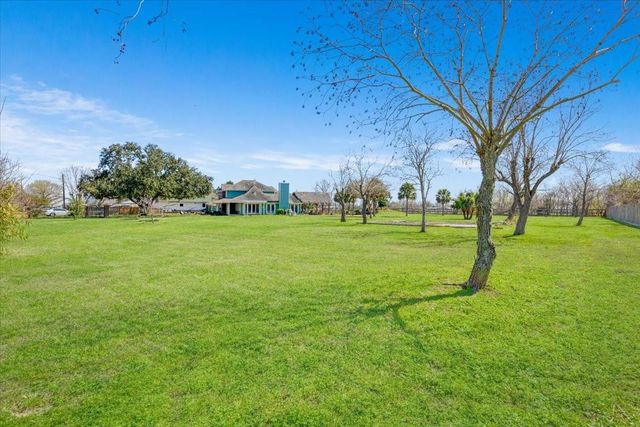 2203 Lomax Dr, La Porte, TX 77571