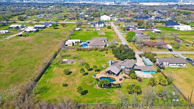 2203 Lomax Dr, La Porte, TX 77571