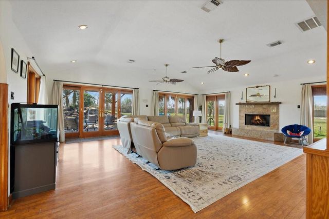 2203 Lomax Dr, La Porte, TX 77571