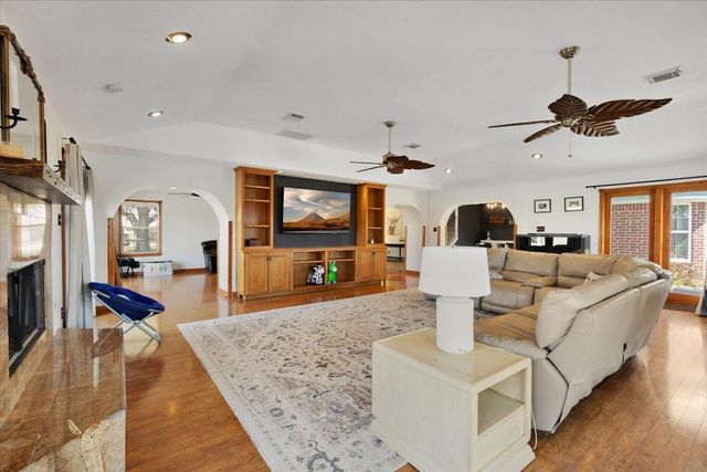 2203 Lomax Dr, La Porte, TX 77571