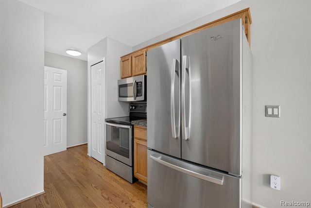 22204 Pondview, Novi, MI 48375
