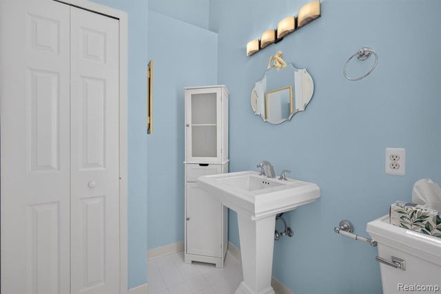 22204 Pondview, Novi, MI 48375
