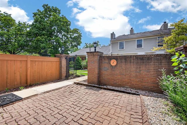 22204 Pondview, Novi, MI 48375