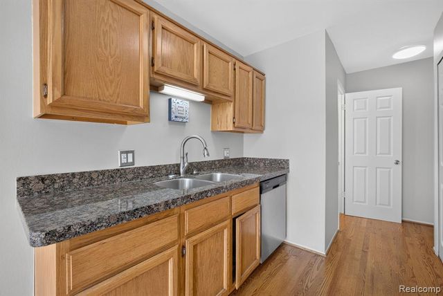 22204 Pondview, Novi, MI 48375