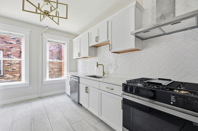 24 Washington Ave, Holyoke, MA 01040