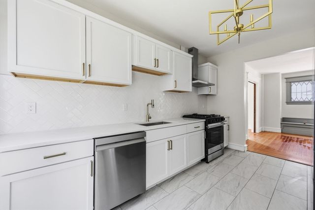24 Washington Ave, Holyoke, MA 01040