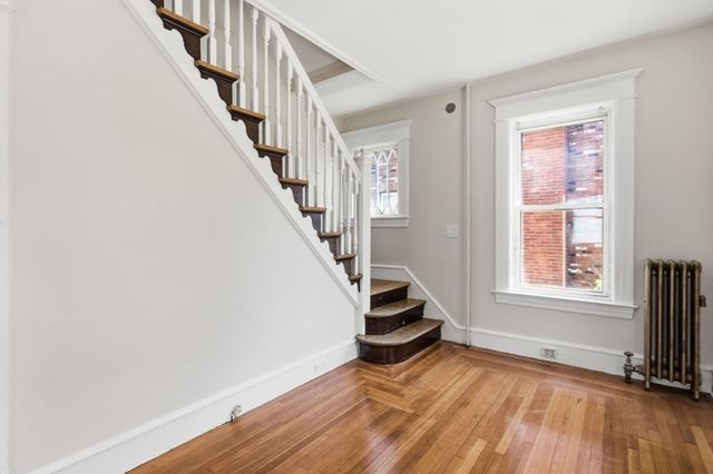 24 Washington Ave, Holyoke, MA 01040