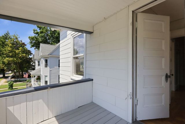 24 Washington Ave, Holyoke, MA 01040