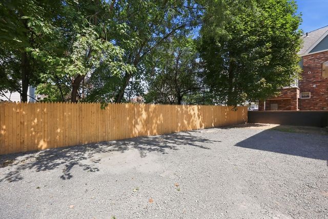 24 Washington Ave, Holyoke, MA 01040