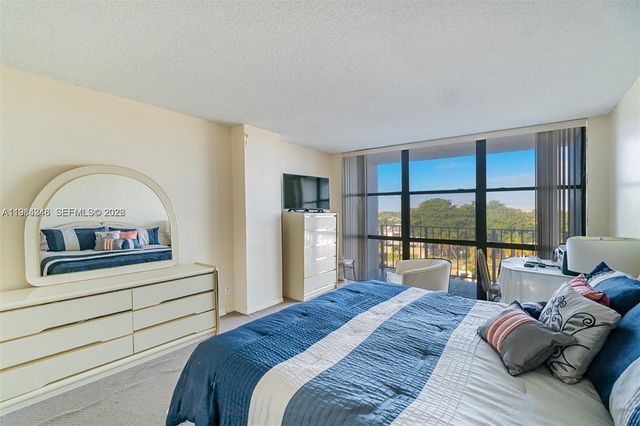 800 Parkview Dr 527, Hallandale Beach, FL 33009