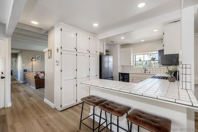 129 Avalon Dr, Vista, CA 92084