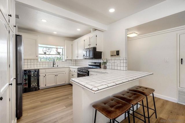 129 Avalon Dr, Vista, CA 92084