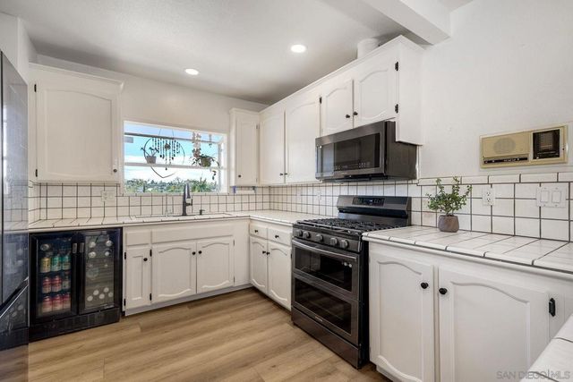 129 Avalon Dr, Vista, CA 92084