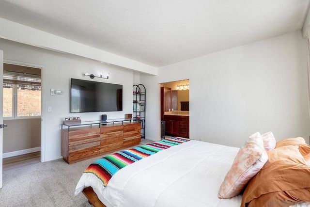 129 Avalon Dr, Vista, CA 92084
